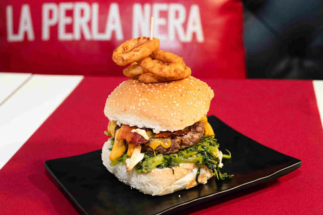 Burger con verdure e onion rings